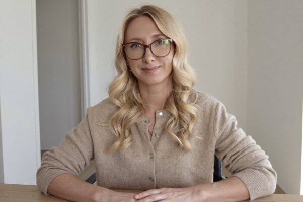 Danusia Pałubicka-Stenka przy biurku, ekspertka Silvery Bird o reklamach płatnych