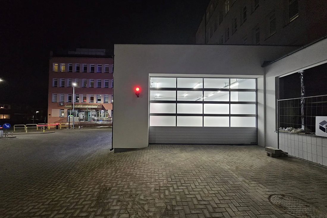 Brama garażowa podświetlona wieczorem
