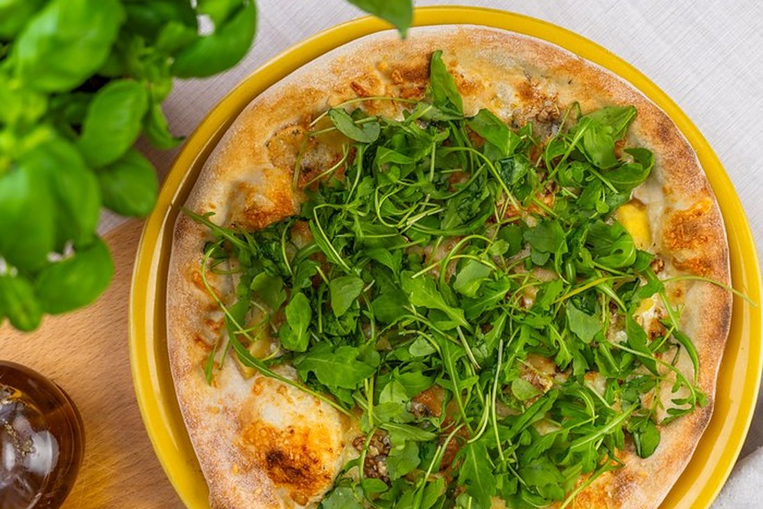 Pizza z rukolą, zdjęcie menu