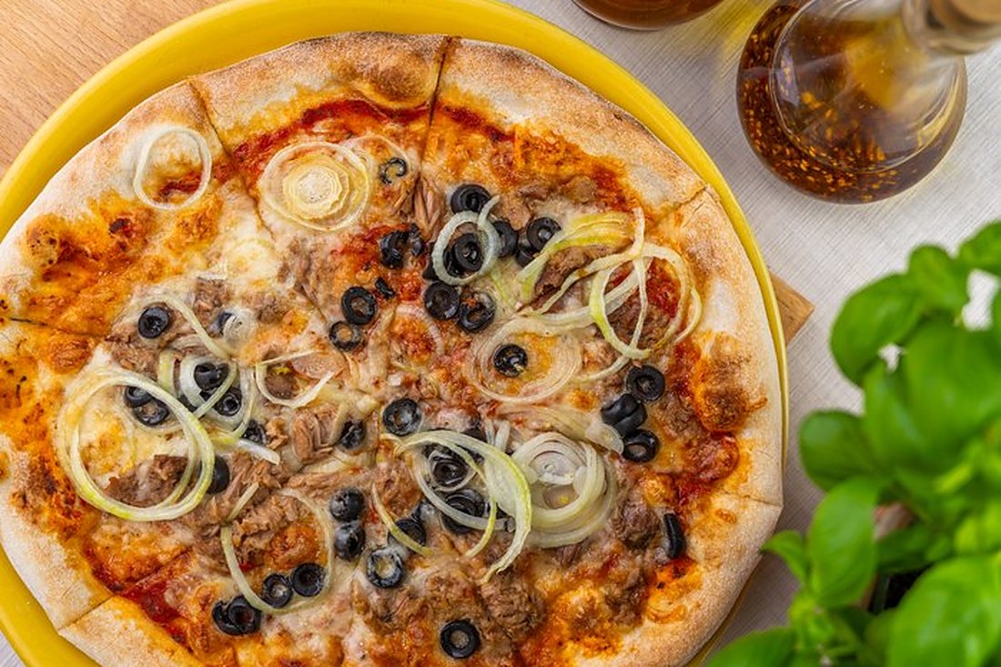 Pizza z cebulą i salami