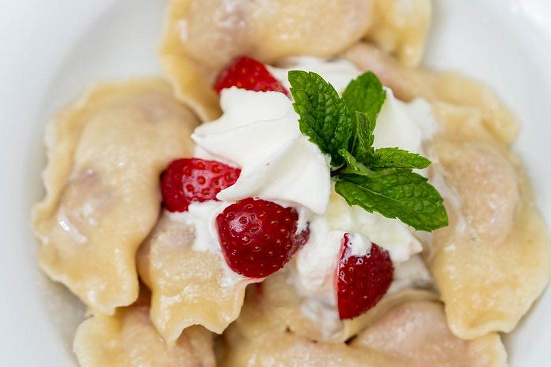 Pierogi z truskawkami i śmietaną