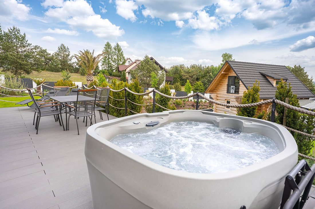 Jacuzzi na tarasie z widokiem na okolicę