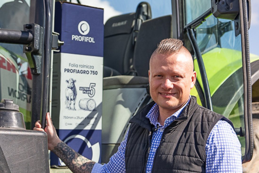 Klient Profifolu przy maszynie rolniczej podczas sesji w terenie