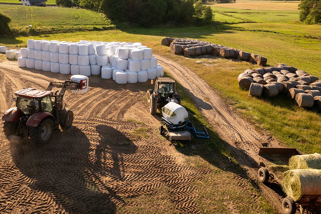 Ujęcie z drona, sianokiszonka owinięta folią