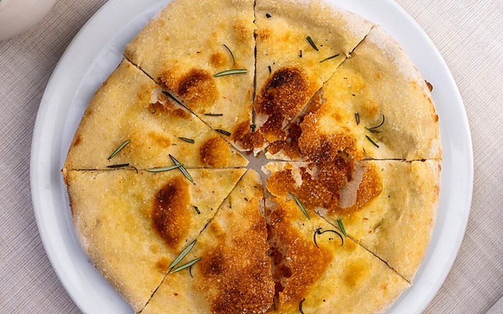 Focaccia z rozmarynem na talerzu - Pizzeria Oregano, Kaszuby