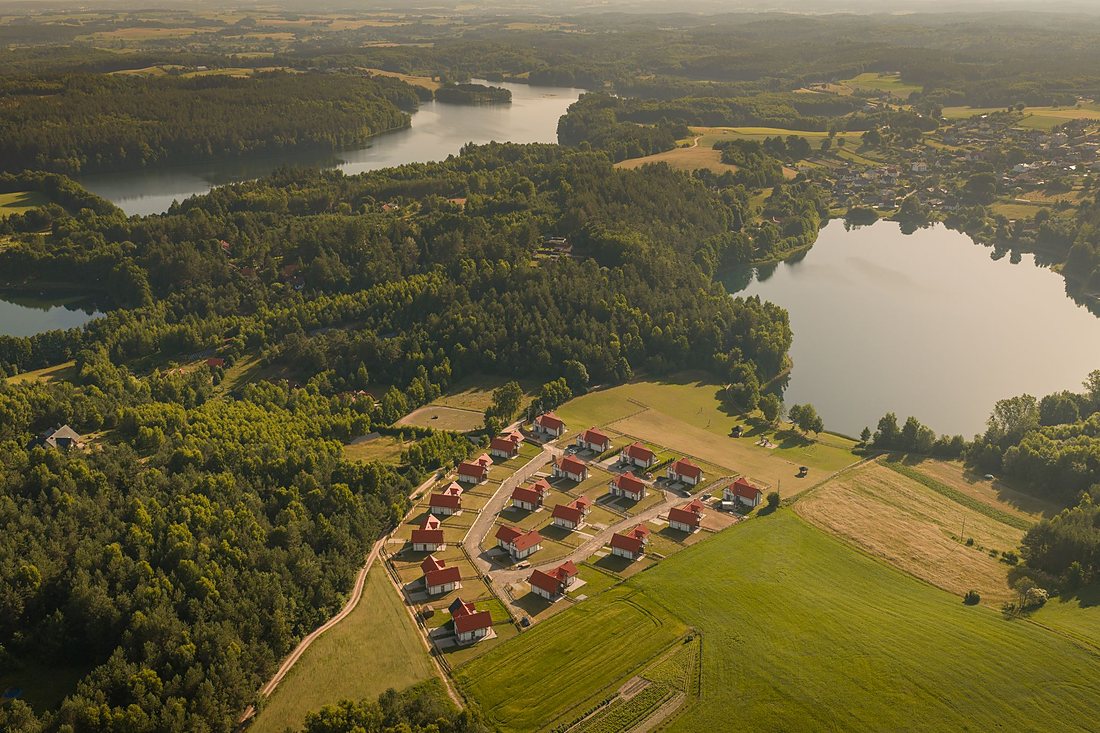 Osada Wiśniewo - domy nad jeziorem z lotu ptaka