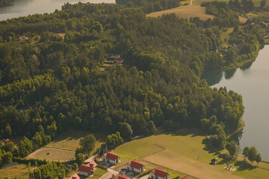 Taras z leżakami przy domu w Osadzie Wiśniewo
