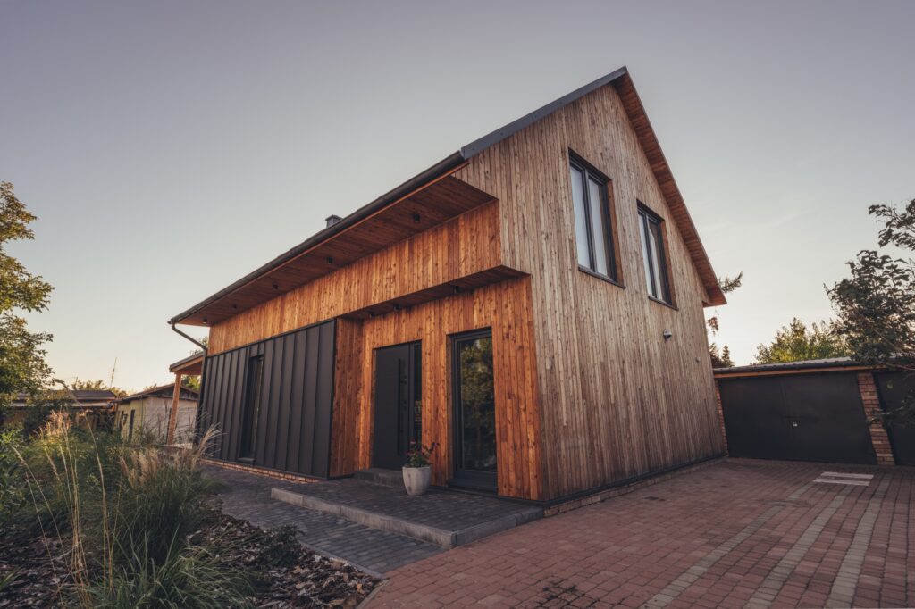 Sesja architektoniczna - nowoczesny dom drewniany o zachodzie słońca (Domy Lukko)