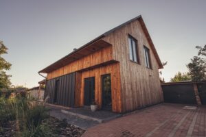 Sesja architektoniczna - nowoczesny dom drewniany o zachodzie słońca (Domy Lukko)