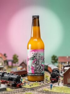 Sesja produktowa - piwo HOP it Express na makiecie kolejowej
