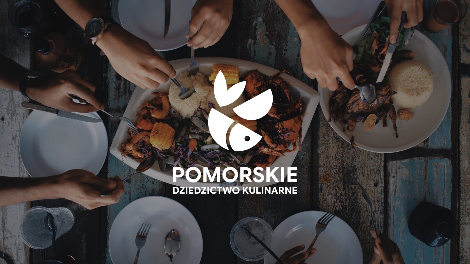 Biały znak na ciemnym tle stołu z jedzeniem