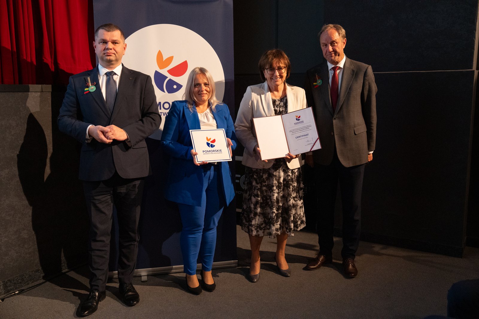 Wręczenie certyfikatu dwóm przedstawicielkom certyfikowanego podmiotu