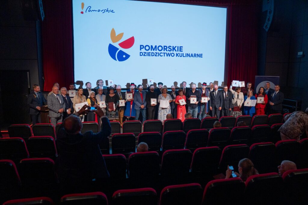 Wręczenie certyfikatów Sieci Pomorskie Dziedzictwo Kulinarne w Sztumie, na ekranie znak sieci