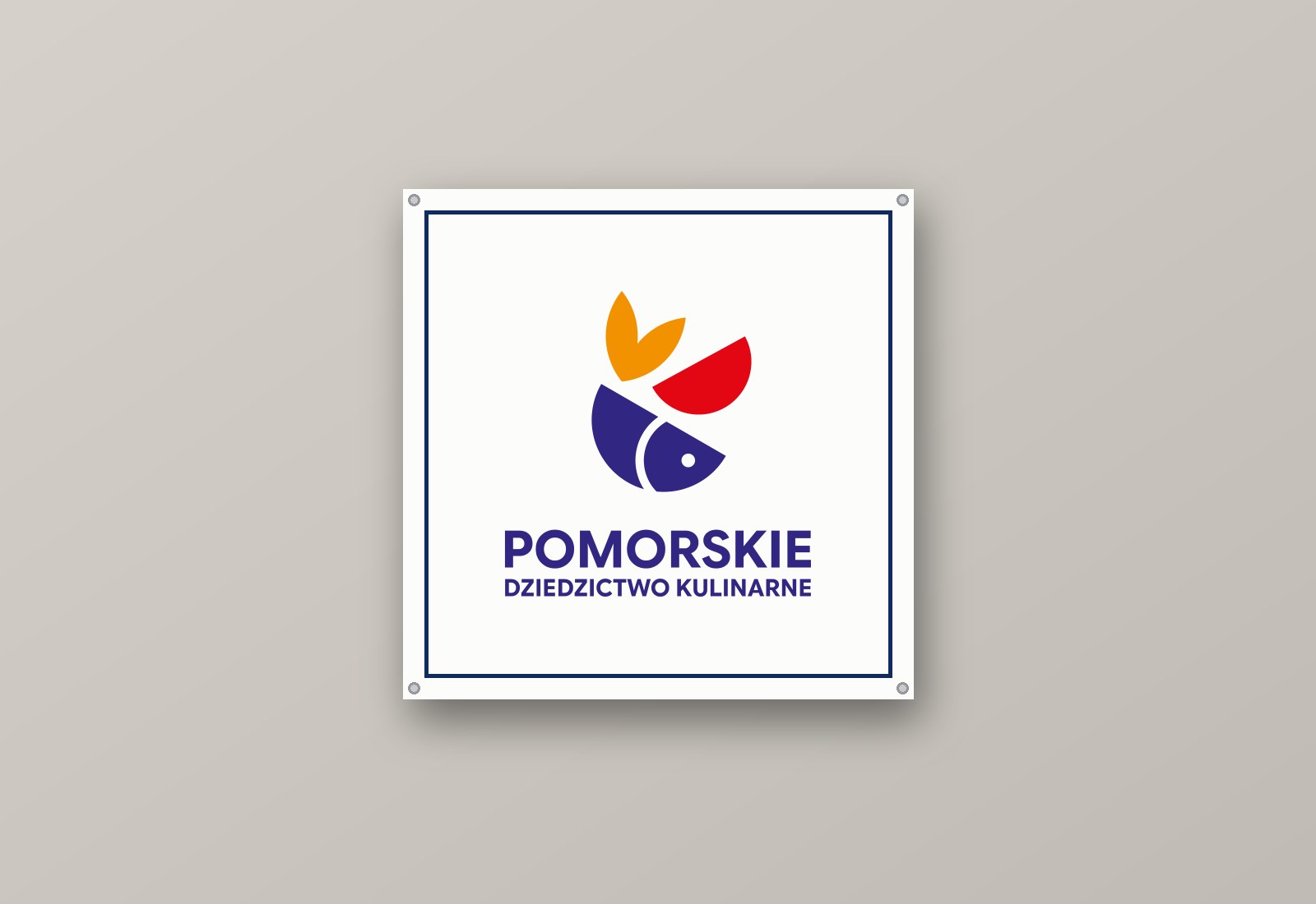 Kwadratowa tabliczka ze znakiem zamocowana na scianie
